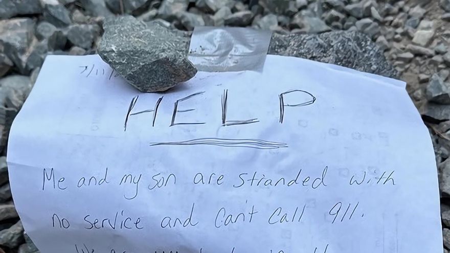 Notas escritas a mano ayudan a rescatar a una familia perdida en un bosque de California