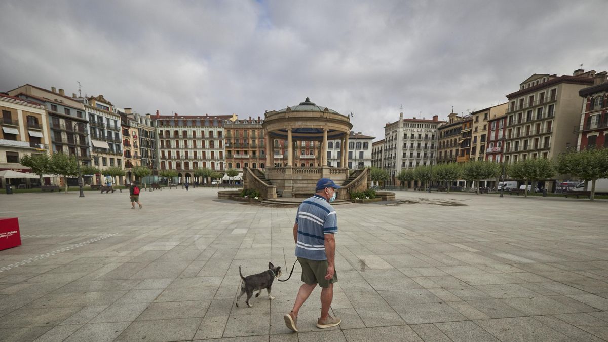 Un hombre con mascarilla en una céntrica calle de Pamplona, Navarra (España) a 17 de julio de 2020. Este viernes a las 00.00 horas ha entrado en vigor la orden foral que obliga a los ciudadanos mayores de 12 años a usar mascarilla en Navarra aunque se cum