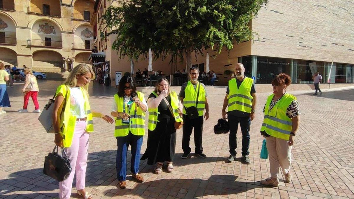 Representantes de los colectivos vecinales que avisan de robos en la Judería, en una convocatoria ante el CRV y la Mezquita.