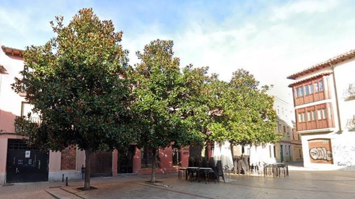 Plaza de San Salvador del Nido donde está el Café Bellas Artes (fachada rosa).