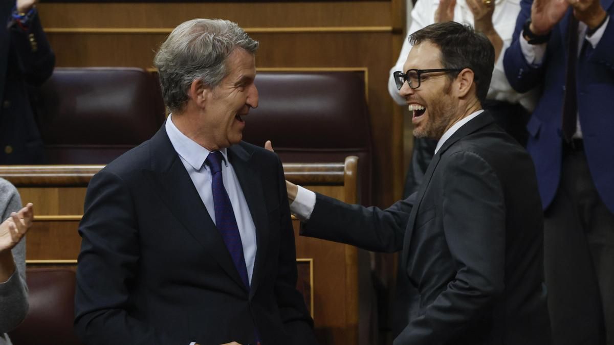 El diputado del PP Sergio Sayas conversa con el líder popular, Alberto Núñez Feijóo tras su intervención en el pleno en el que se votaron los decretos sobre vivienda del Gobierno.