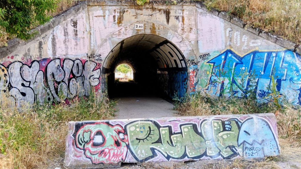 Uno de los túneles que atraviEsan las vías. El final de la ciudad