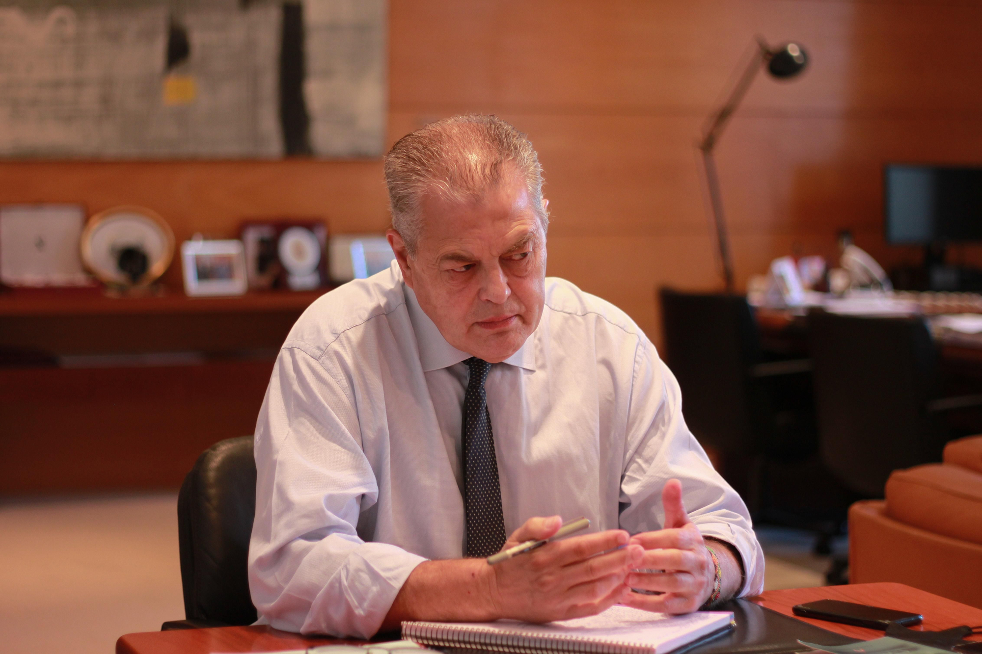 Gómez en su despacho en la Cámara durante la entrevista.