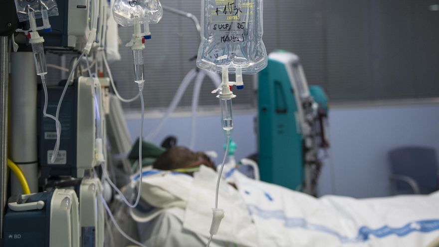 Un paciente ingresado en la Unidad de Cuidados Intensivos (UCI) para enfermos de coronavirus.