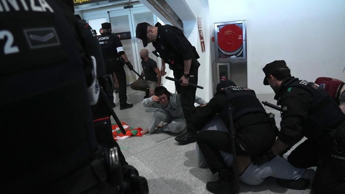 El consejero vasco de Seguridad usa a ETA para limitar datos de la carga contra la Flotilla en Loiu que dejó ertzainas heridos