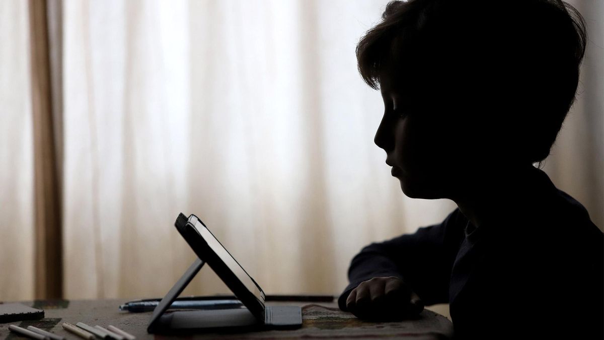 Un niño con una tablet.