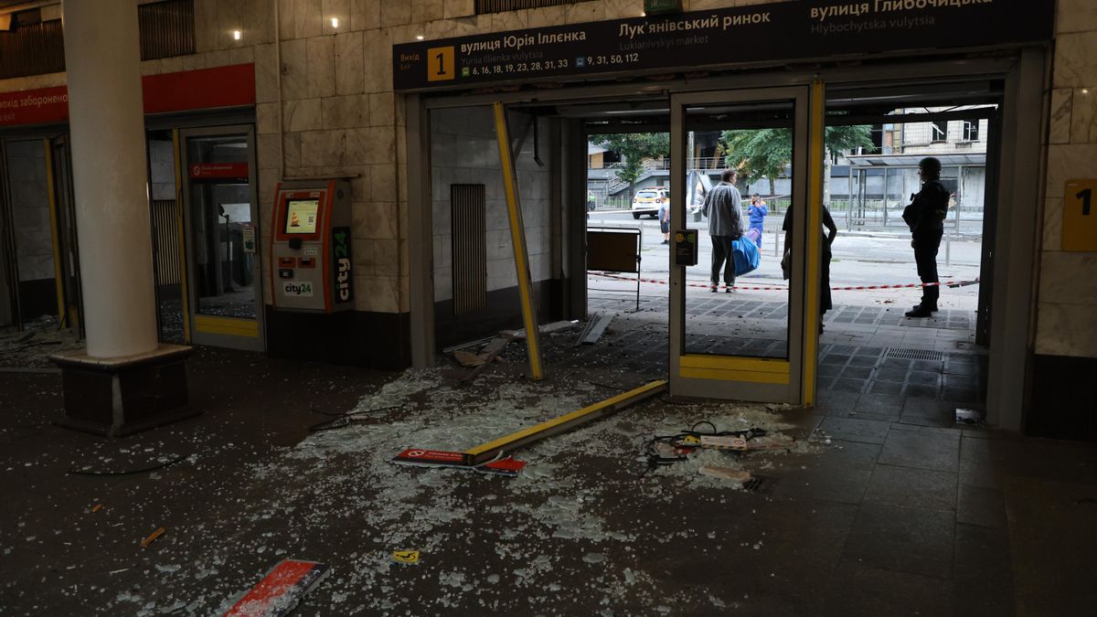 Gente camina cerca de la entrada dañada a la estación de metro Lukianivska, en Kiev.