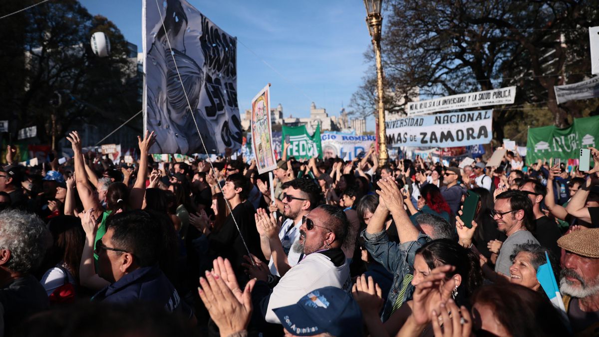 Personas festejan la anulación de los vetos presidenciales a la emergencia pediátrica y al financiamiento universitario este miércoles, en Buenos Aires (Argentina). EFE/ STR