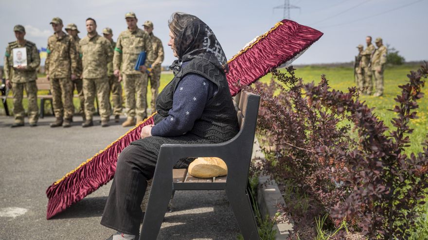 Una mujer asiste al entierro del soldado ucraniano Mykola en el cementerio militar de Dnipro (Ucrania) el 4 de mayo. EFE/Miguel Gutiérrez
