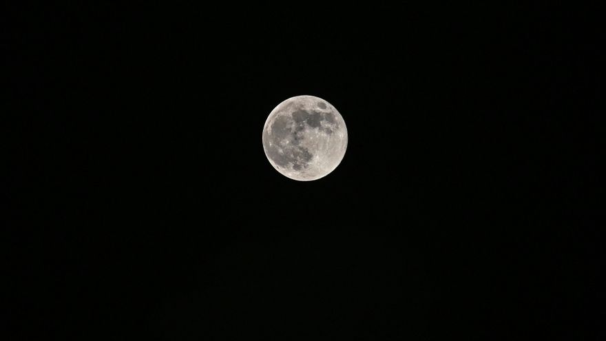 Luna llena de agosto 2026: cuándo y cómo ver hoy la Luna de Esturión y su eclipse parcial