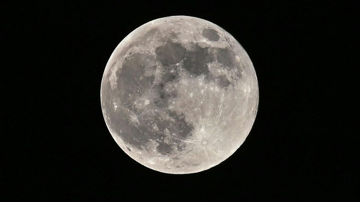 Luna llena de agosto 2026: cuándo y cómo ver la Luna de Esturión y su eclipse parcial