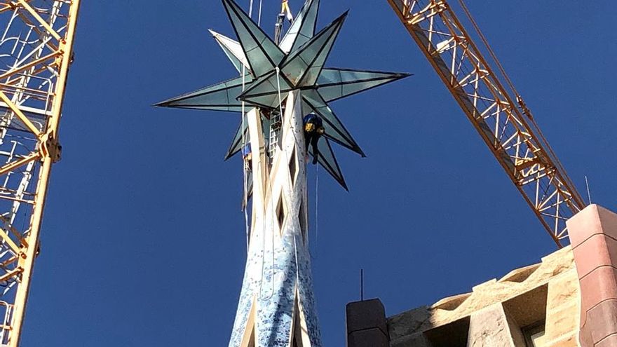La Sagrada Familia coloca la estrella que corona una de las torres a 138 metros