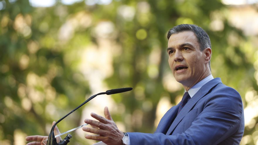 El presidente del Gobierno, Pedro Sánchez, interviene junto a la Banda Sinfónica Municipal de Madrid en el acto institucional para conmemorar el LXXII aniversario de la Declaración Schuman, este lunes en el Senado, en Madrid. EFE/ Mariscal