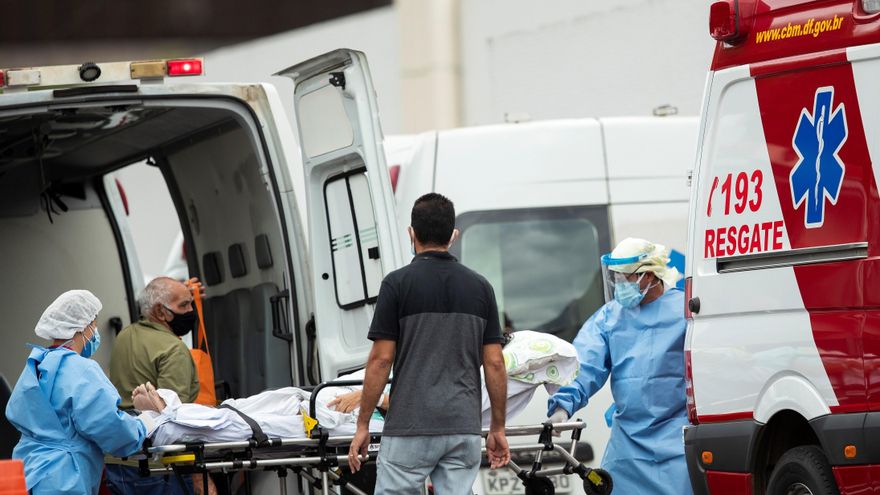Según el Ministerio de Salud, el número acumulado de muertes en Brasil desde el comienzo de la pandemia llegó a 542.756, pero el promedio de fallecidos en la última semana cayó hasta 1.218 diarios este lunes, la menor media en cuatro meses y medio. EFE/Joédson Alves/Archivo