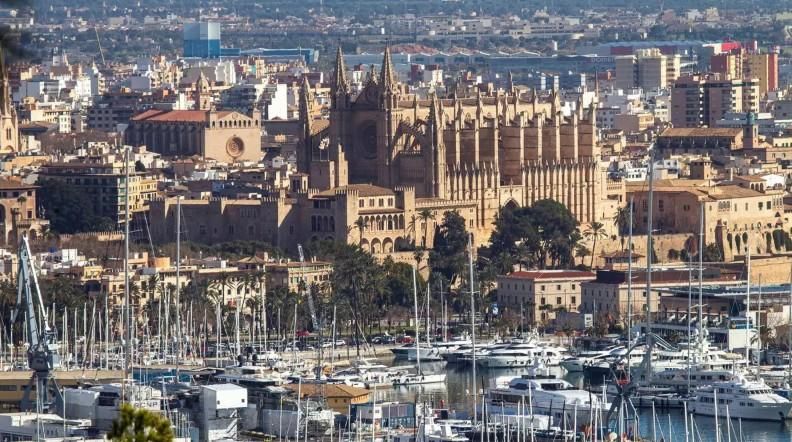 Viviendas junto a la Catedral de Palma, zona en la que se concentran las propiedades más caras de la capital balear
