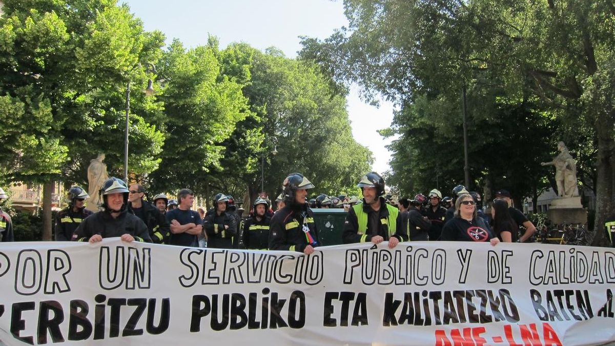 Bomberos se concentran contra los "recortes" de plantilla y advierten de que "repercuten en la calidad del servicio"