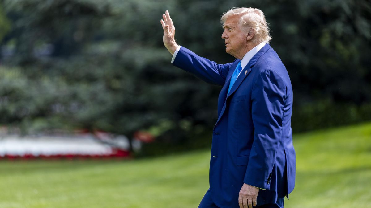 El presidente de Estados Unidos, Donald J. Trump, camina para abordar el Marine One en el jardín sur de la Casa Blanca, el 6 de junio de 2025.
