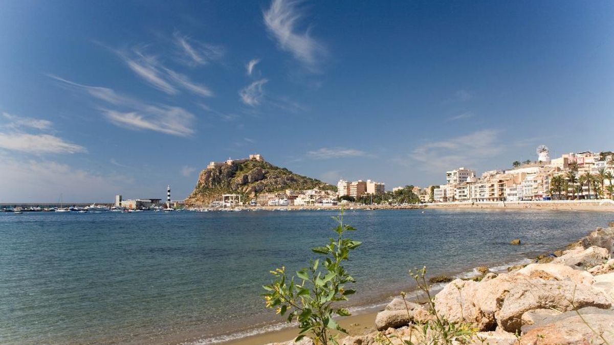 El pueblo murciano que tiene más de 30 playas, un castillo con vistas al mar y unos carnavales declarados Fiesta de Interés Internacional