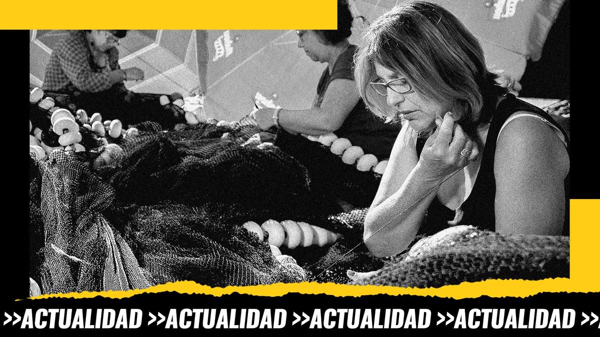 Rederas realizando el trabajo de coser y arreglar redes de pesca en el exterior