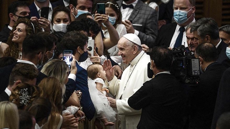 Francisco expresó su "vergüenza" por los abusos de miles de niños cometidos por la Iglesia francesa