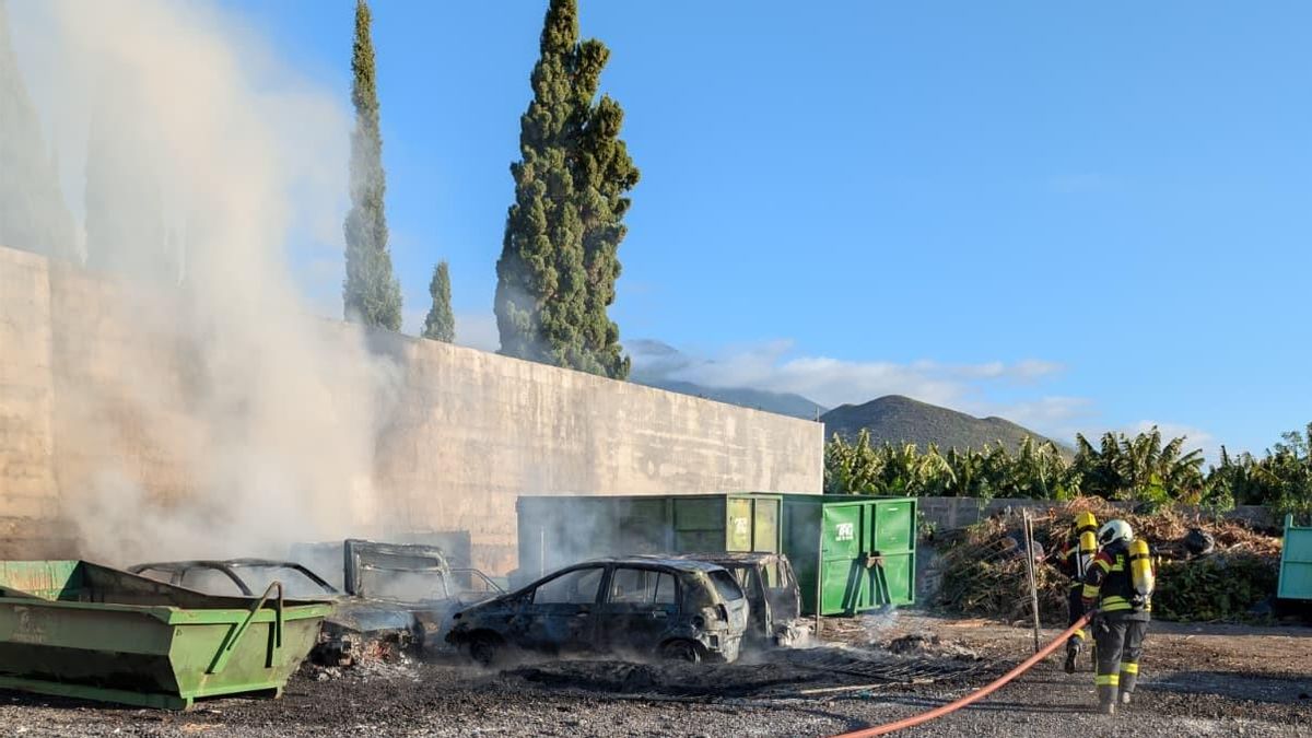 Arden 5 vehículos en un solar  de recogida para el desguace en Tazacorte