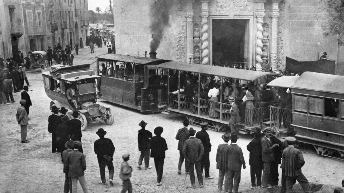 Este tranvía, primero a vapor y luego con electricidad, era conocido como "de la huerta" porque conectaba zonas agrícolas con la capital de esta provincia