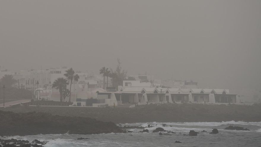 Lanzarote y Fuerteventura, cubierta por un manto de calima