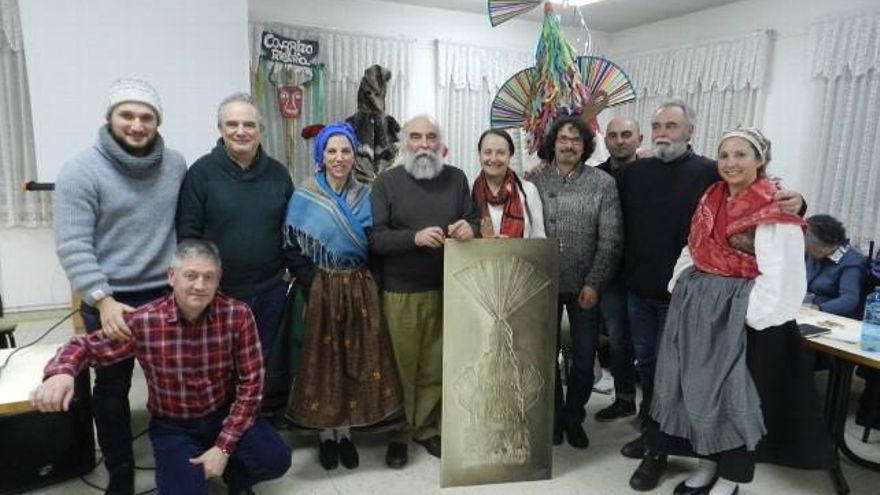 Foto de familia. Integrantes de la asociación cultural La Trepa, Ayuntamiento de Carrizo, los etnógrafos , Joaquín Alonso, Javier Emperador y los galardonados Miguel Sánchez y Puri Lozano.