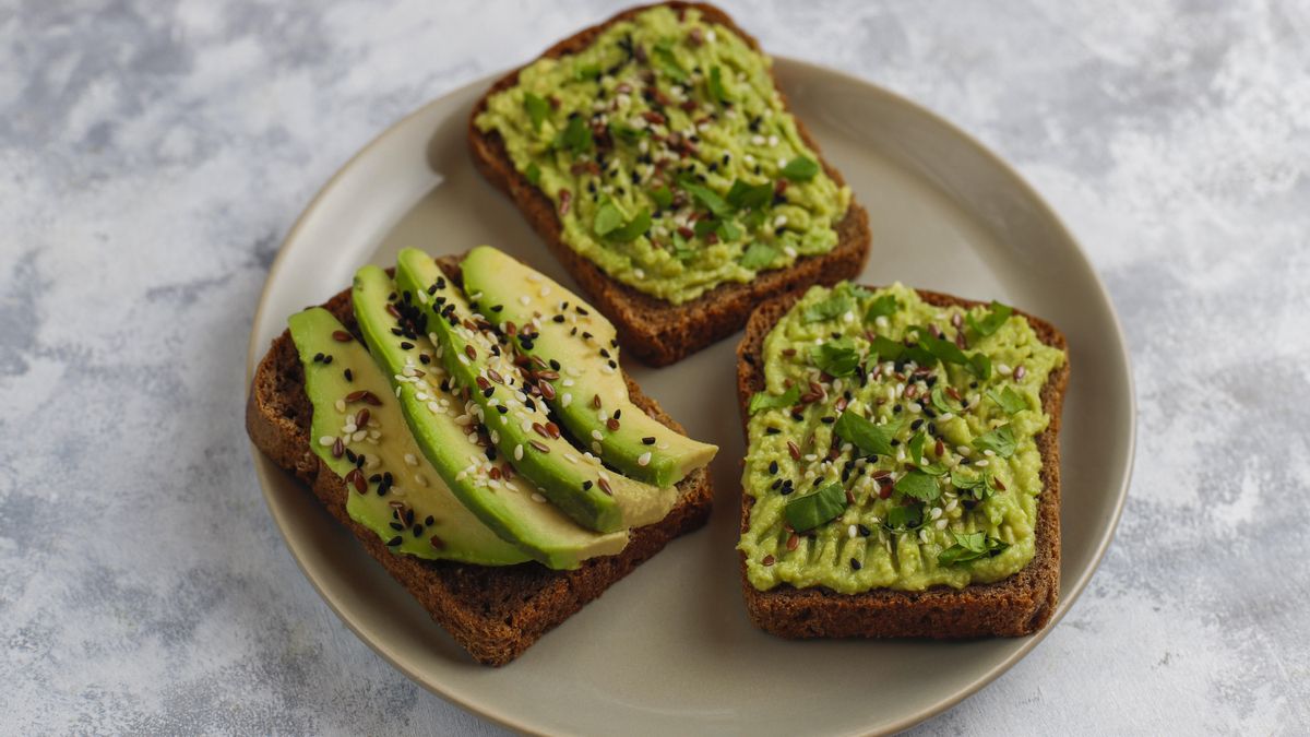 El aguacate es una fruta muy nutritiva que destaca por su alto contenido de grasas saludables, potasio y vitaminas C, E y B6