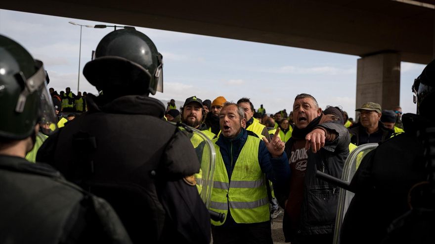 Crece la tensión en las protestas del campo con carreteras cortadas, 20 detenidos y un guardia civil herido