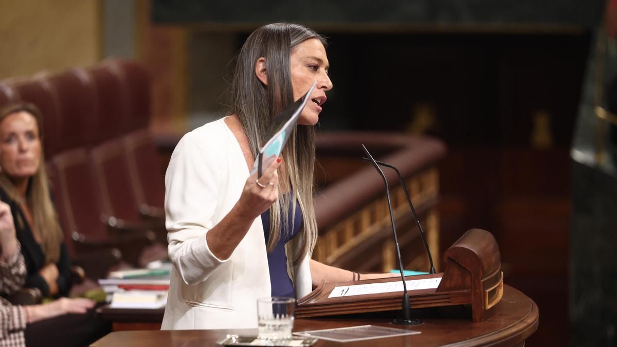 La portavoz de Junts en el Congreso, Miriam Nogueras, esgrime este viernes su texto alternativo durante el debate sobre los decretos de vivienda.