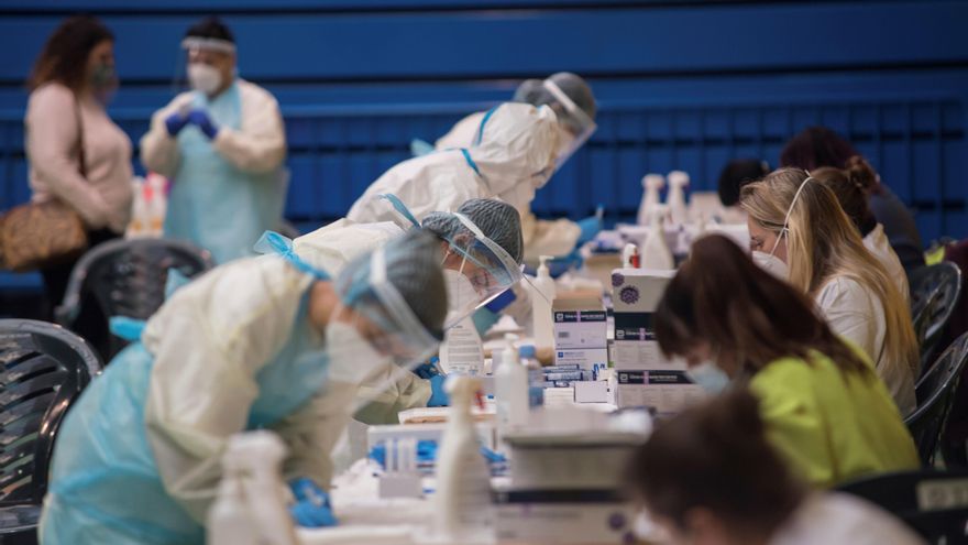 Varios sanitarios trabajan durante un cribado poblacional en Baleares. EFE/Atienza/Archivo