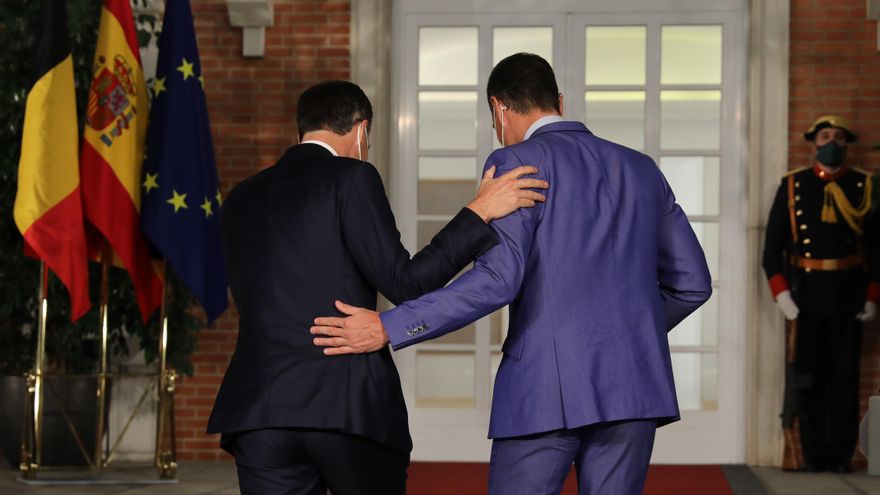 El presidente del Gobierno, Pedro Sánchez (d) y el primer ministro de Bélgica, Alexander De Croo, tras comparecer ante los medios de comunicación después de su reunión con el primer ministro de Bélgica, en el Complejo de La Moncloa.