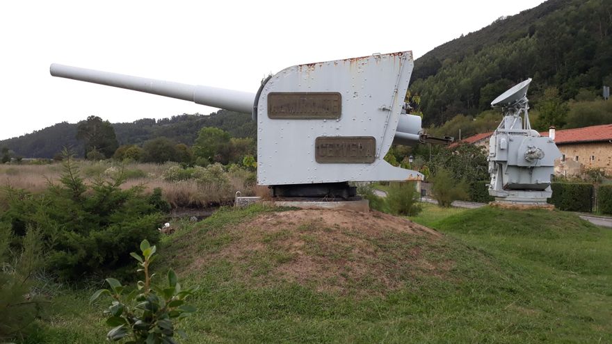 El cañón de 'El Cervera' en su ubicación actual, en el Parque de la Armada de Limpias.