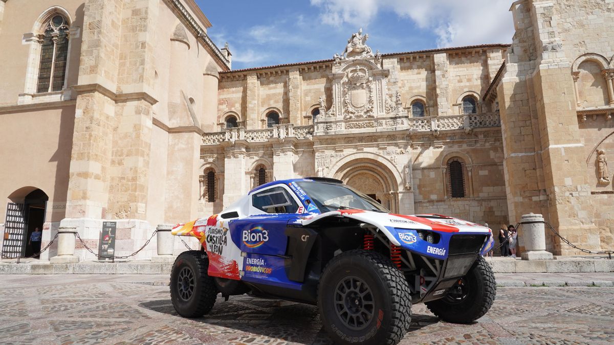 El coche con el que Jesús Calleja competirá en el Dakar 2026 y el rally Baja de Aragón 2025.