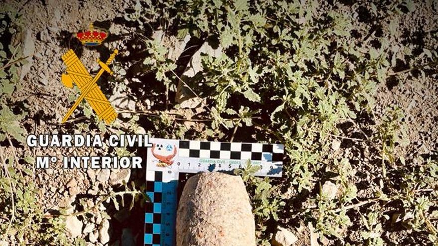 La Guardia Civil desactiva un proyectil de artillería hallado en pantano de La Serena