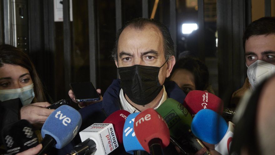 El diputado de la formación regionalista Carlos García Adanero ofrece declaraciones a los medios de comunicación a su salida a la sede de UPN, a 7 de febrero de 2022, en Pamplona, Navarra (España). El Comité de Garantías y Disciplina de UPN se reúne con l