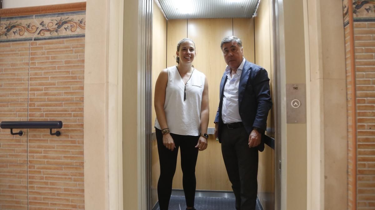 Miguel Ruiz Madruga junto a Gloria Sáez en el nuevo ascensor del centro