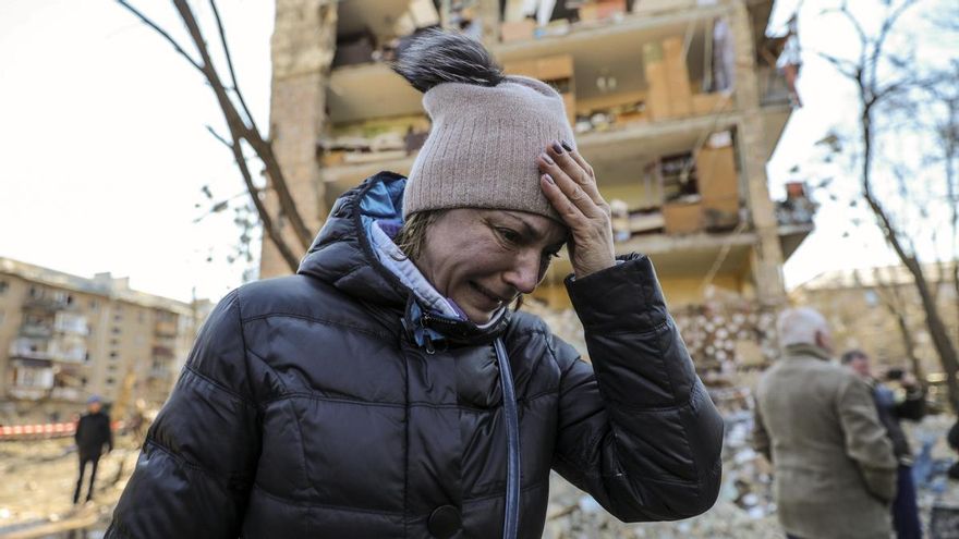 Una mujer llorando en las calles de Kiev