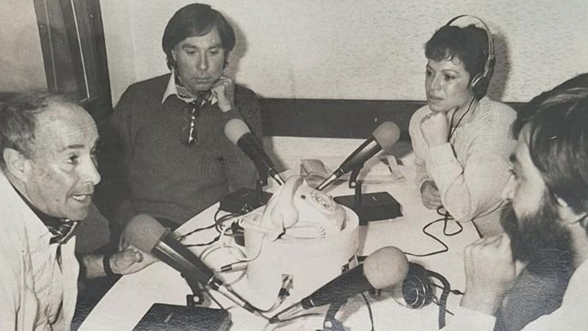La periodista Laly Sánchez, junto a su compañero y amigo Adolfo Santana, conversa en antena con los artistas César Manrique y Pepe Dámaso.