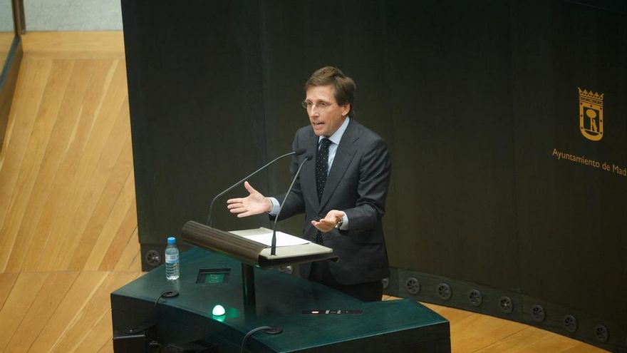El alcalde de Madrid, José Luis Martínez-Almeida, durante un pleno extraordinario del Ayuntamiento de Madrid, en el Palacio de Cibeles, a 24 de octubre de 2025.