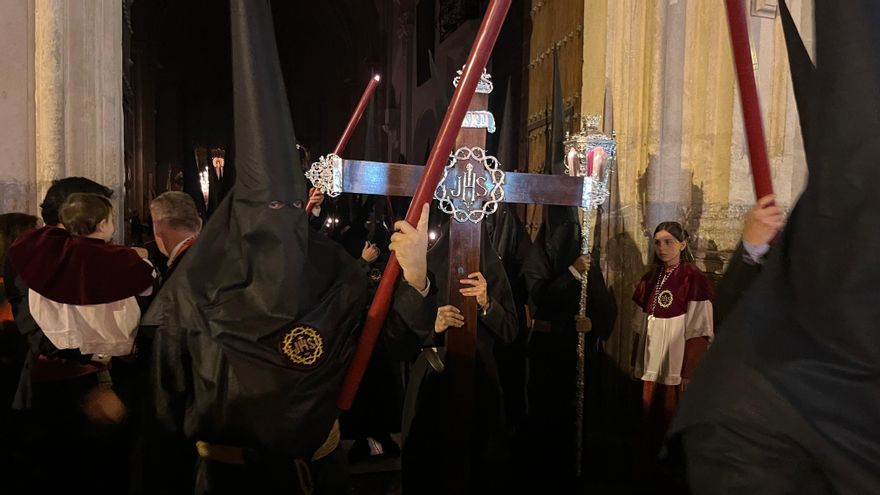 Cruz de Guía de la Hermandad de la Buena Muerte a su salida en San Hipólito.