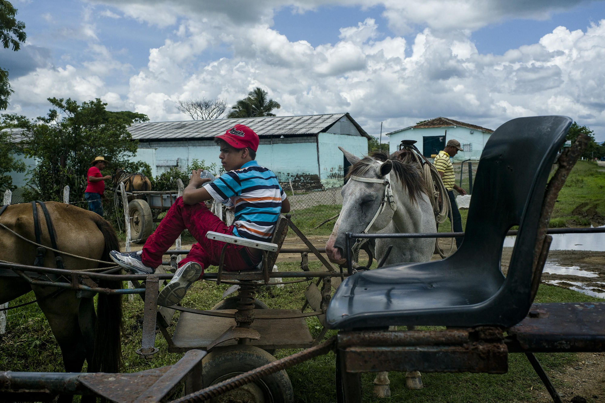 Un niño campesino descansa sentado en su carroza durante la fiesta campesina de la cooperativa Ramón Gonzalez Poro situada en la comunidad de la Algaba