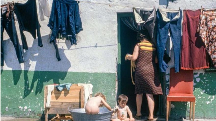 Una exposición de fotos de los barrios de Madrid durante la Transición sorprende a los paseantes de El Retiro