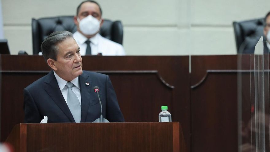 Fotografía cedida este miércoles por la Presidencia de Panamá en la que se registró al mandatario, Laurentino Cortizo, durante su primer discurso sobre el Estado de la Nación, en la Asamblea Nacional de la Ciudad de Panamá (Panamá).