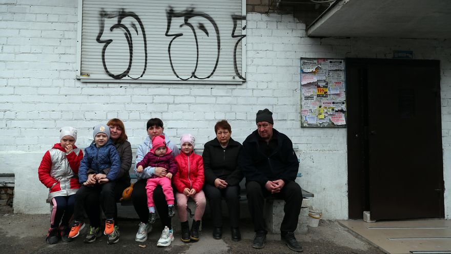 Una familia que huyó de Mariupol, posa en la localidad ucraniana de Dnipro. EFE/EPA/NUNO VEIGA