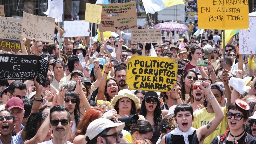 Pobreza, corrupción y colapso de los espacios naturales: Canarias vuelve a las calles contra un modelo turístico ''fallido''