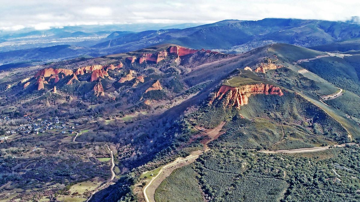 Imagen general de Las Médulas (lo de en medio era una montaña entera) antes del incendio.