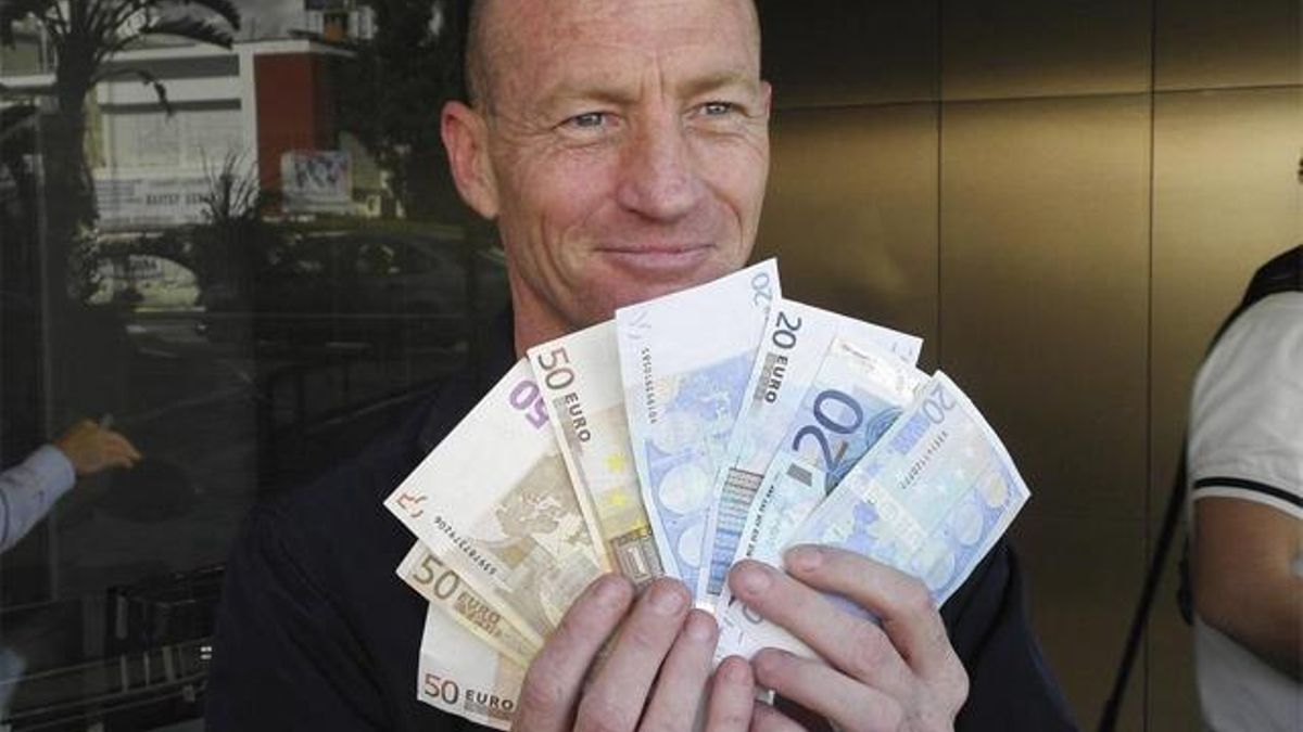 Un ciudadano de Chipre muestra los billetes que ha podido retirar tras la apertura de las sucursales / EFE
