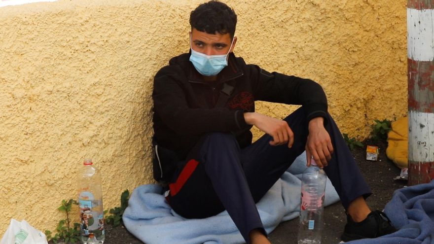 n migrante marroquí duerme en la calle a las puertas del Canarias 50